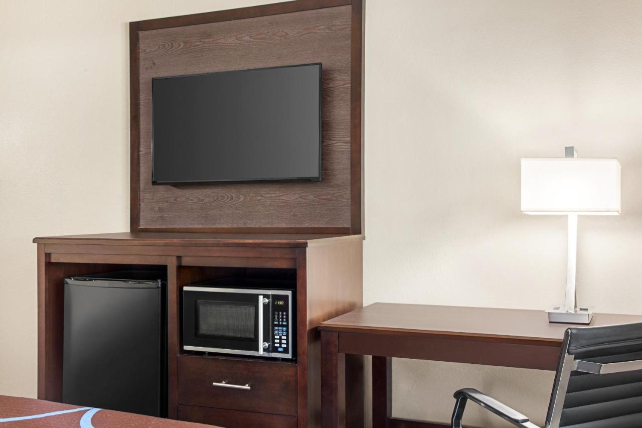 | Super 8 by Wyndham Lenexa Overland Park Area/Mall Area