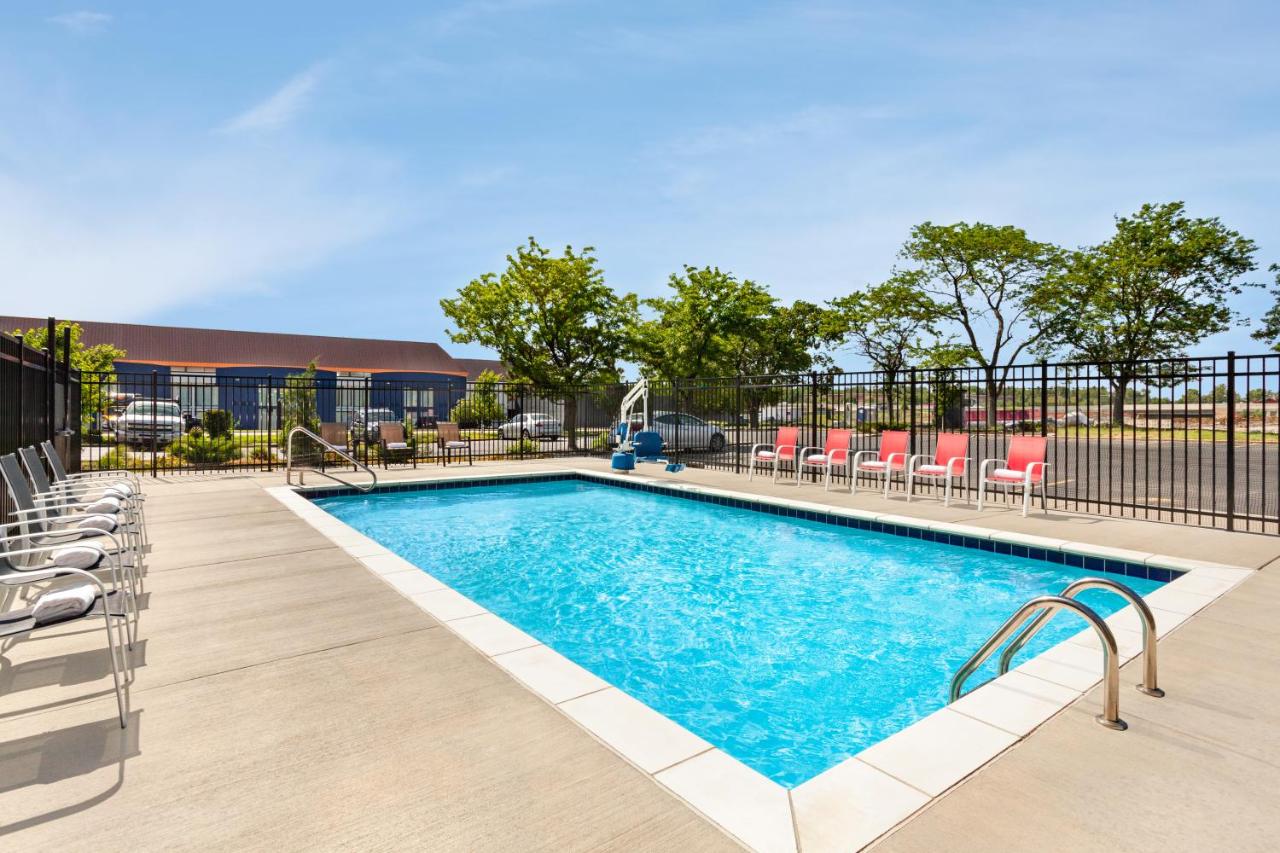 | Super 8 by Wyndham Lenexa Overland Park Area/Mall Area