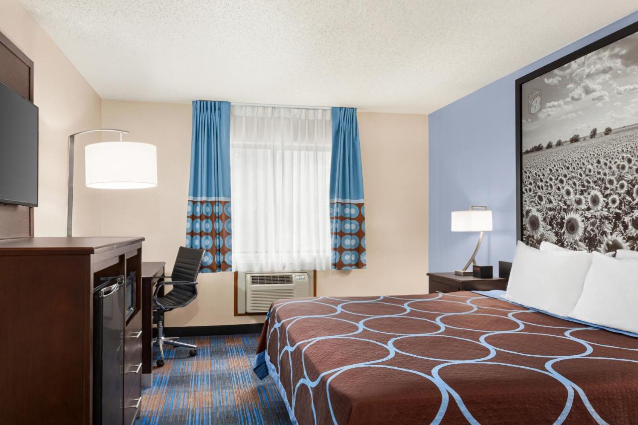 | Super 8 by Wyndham Lenexa Overland Park Area/Mall Area