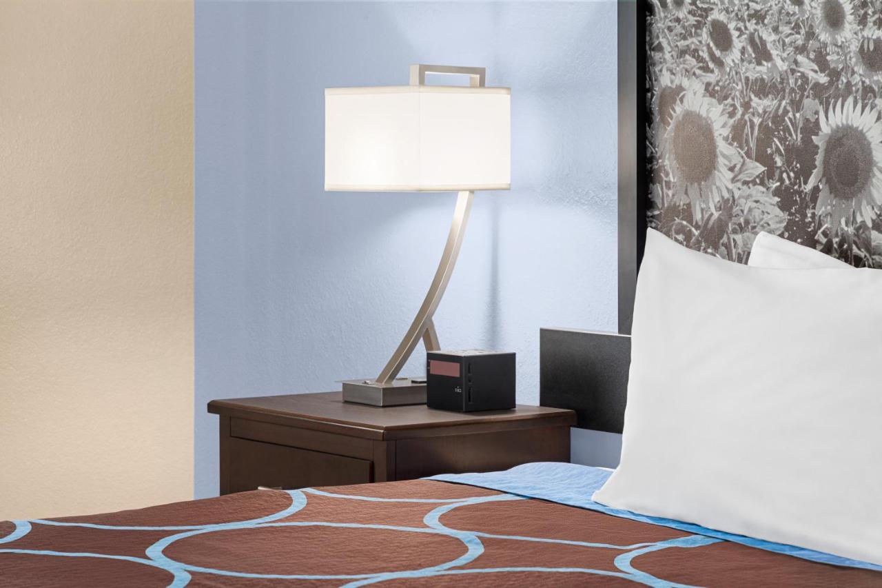 | Super 8 by Wyndham Lenexa Overland Park Area/Mall Area