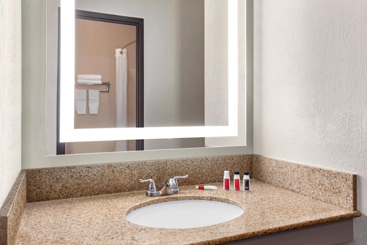 King Room - Non-Smoking at Days Inn by Wyndham Kansas City International Airport