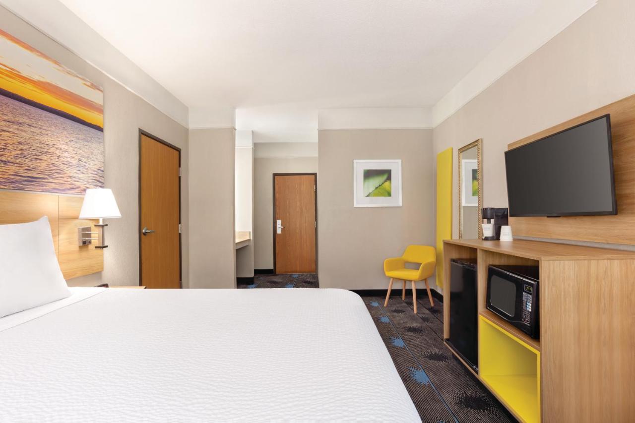 King Room - Disability Access/Non-Smoking at Days Inn by Wyndham Kansas City International Airport