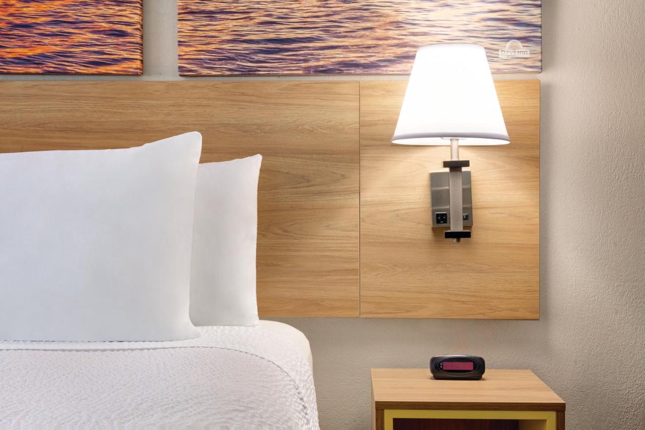 King Room - Non-Smoking at Days Inn by Wyndham Kansas City International Airport