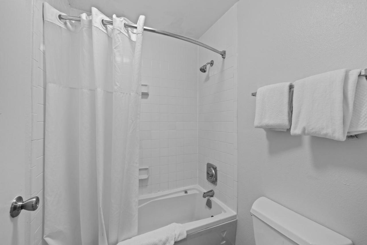 Deluxe Family Suite at Garnet Inn & Suites, Morehead City near Atlantic Beach