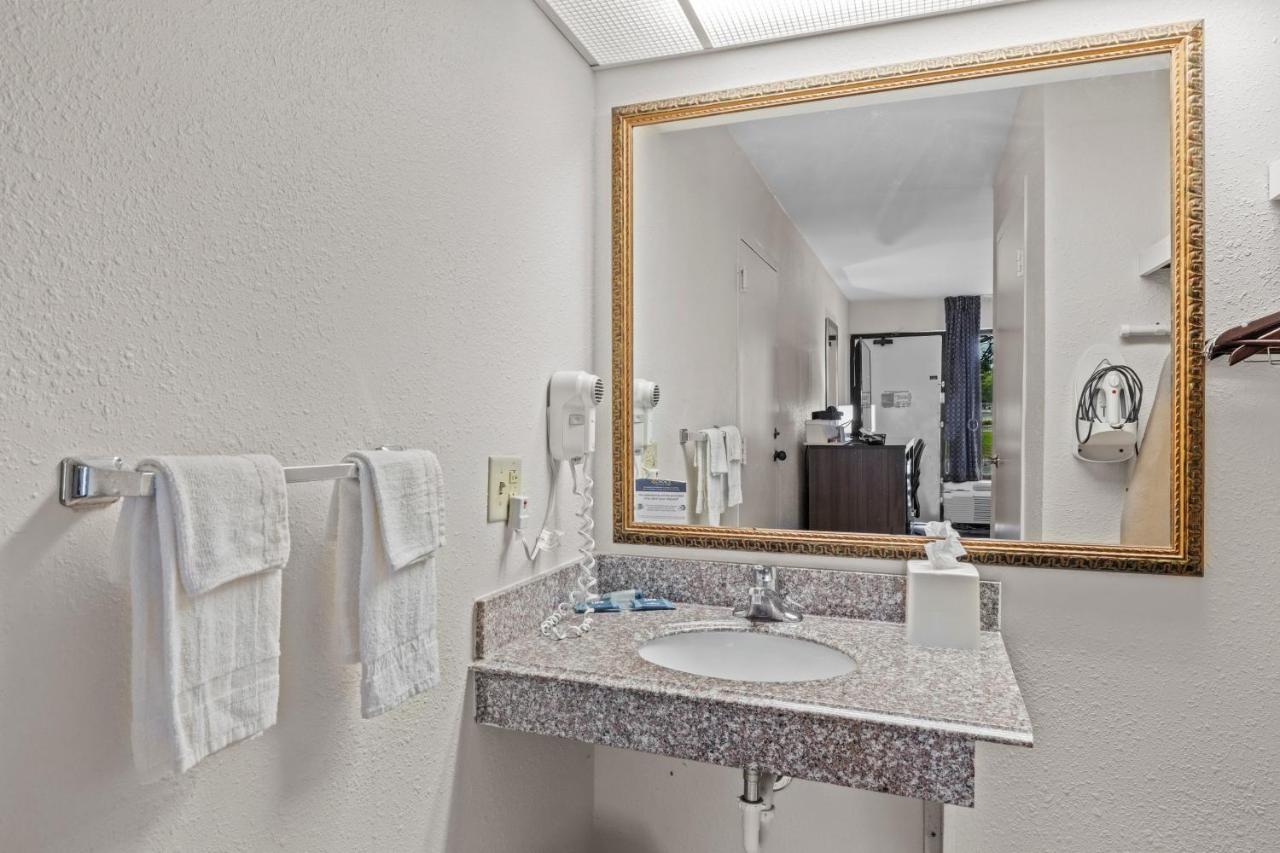 King Room - Disability Access at Garnet Inn & Suites, Morehead City near Atlantic Beach