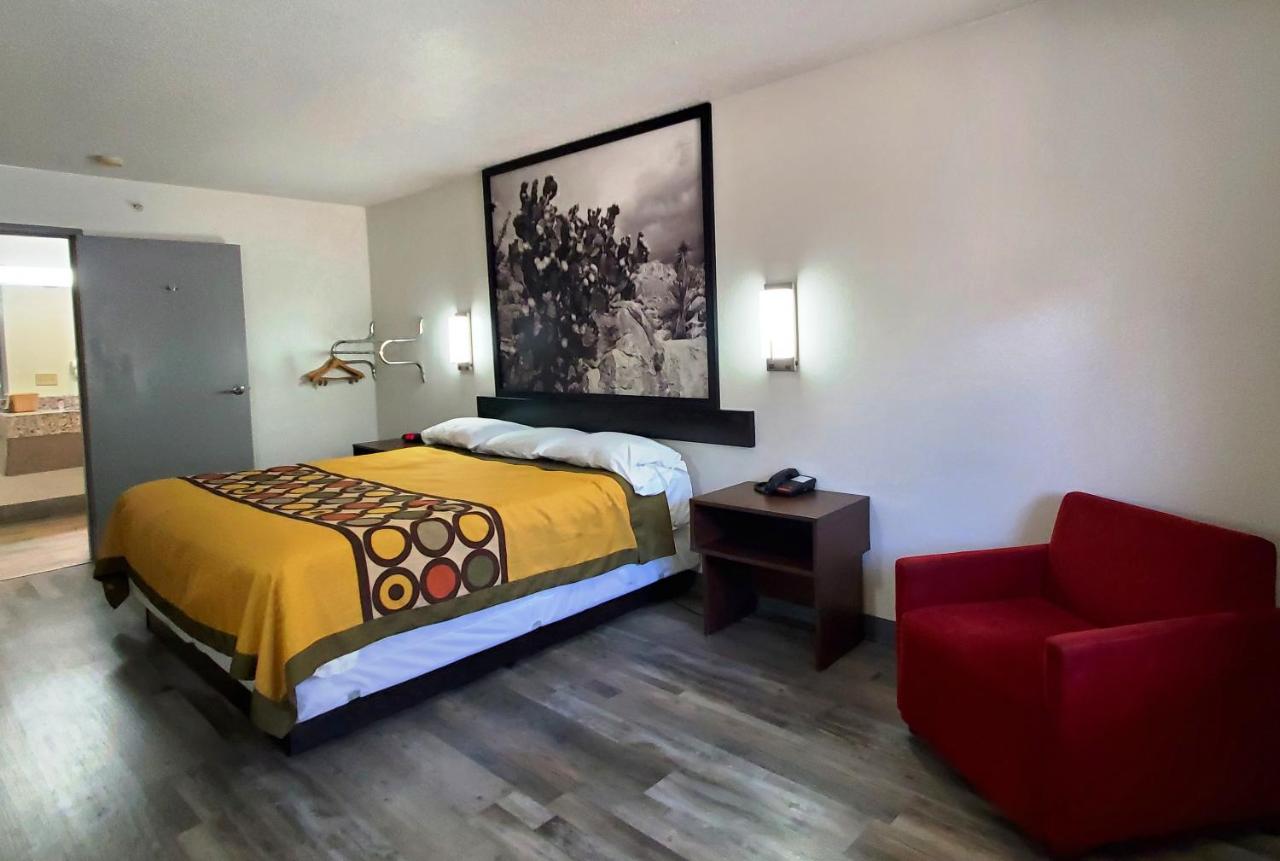 Deluxe King Room at Highland Inn