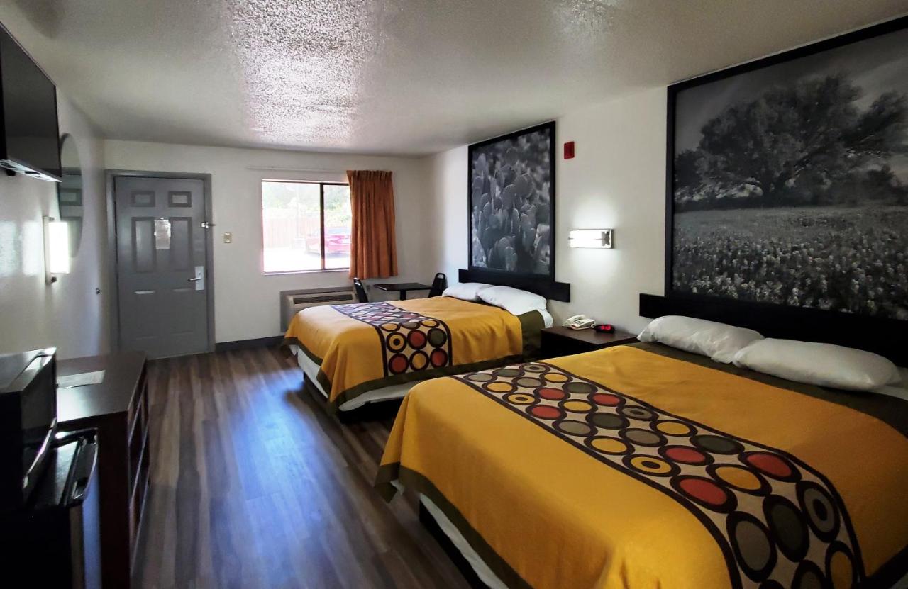 Deluxe Queen Room with Two Queen Beds at Highland Inn