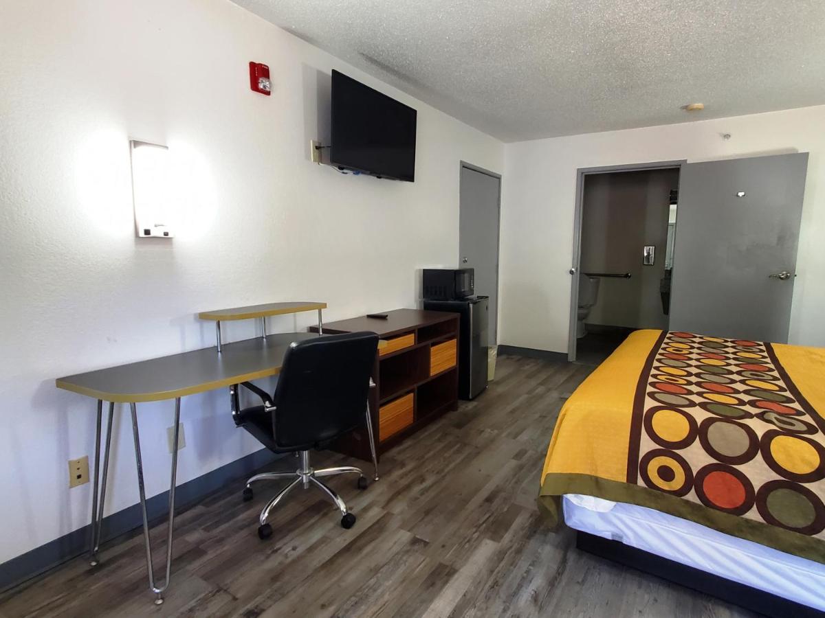 Deluxe King Room at Highland Inn