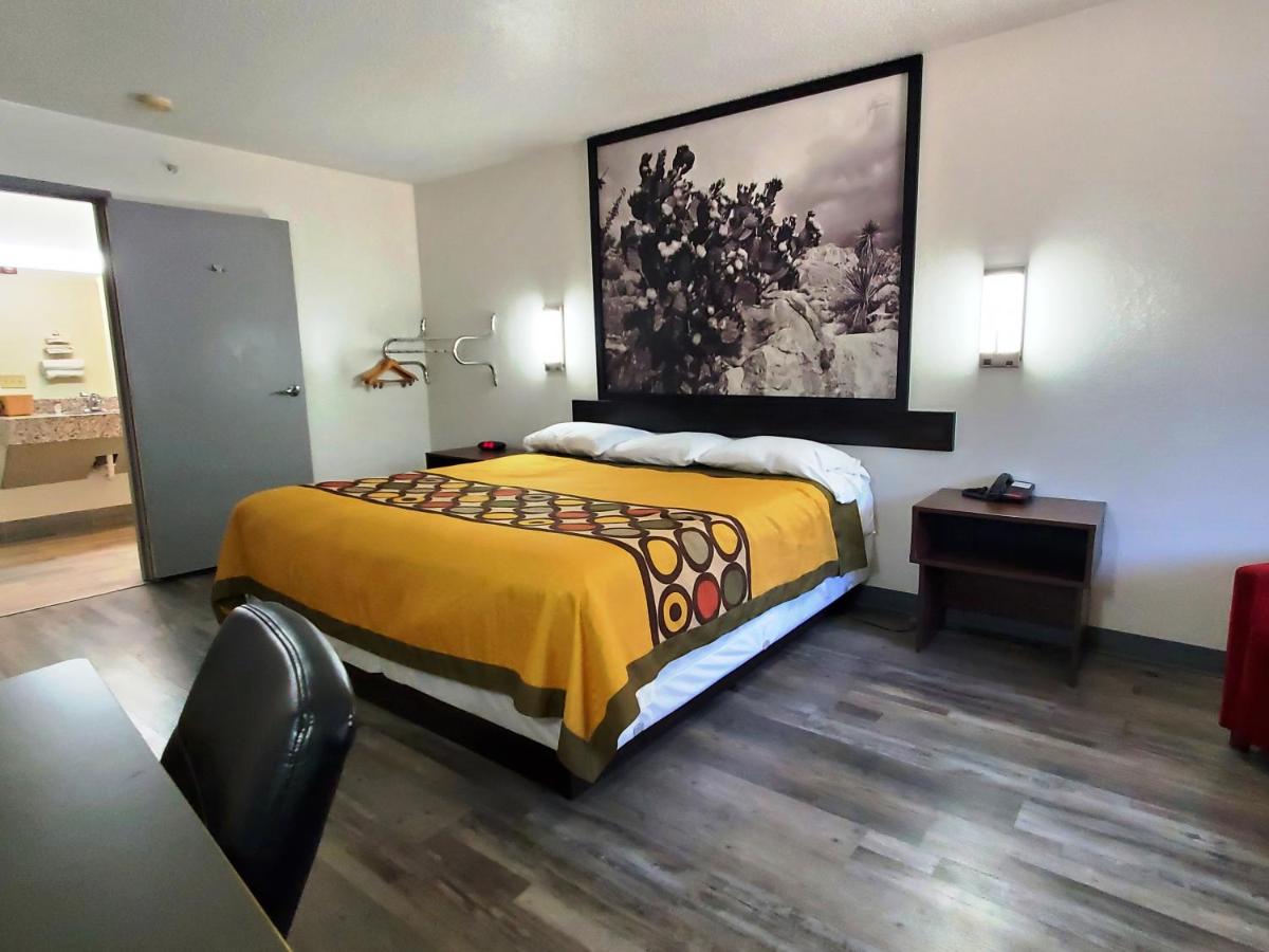 Deluxe King Room at Highland Inn