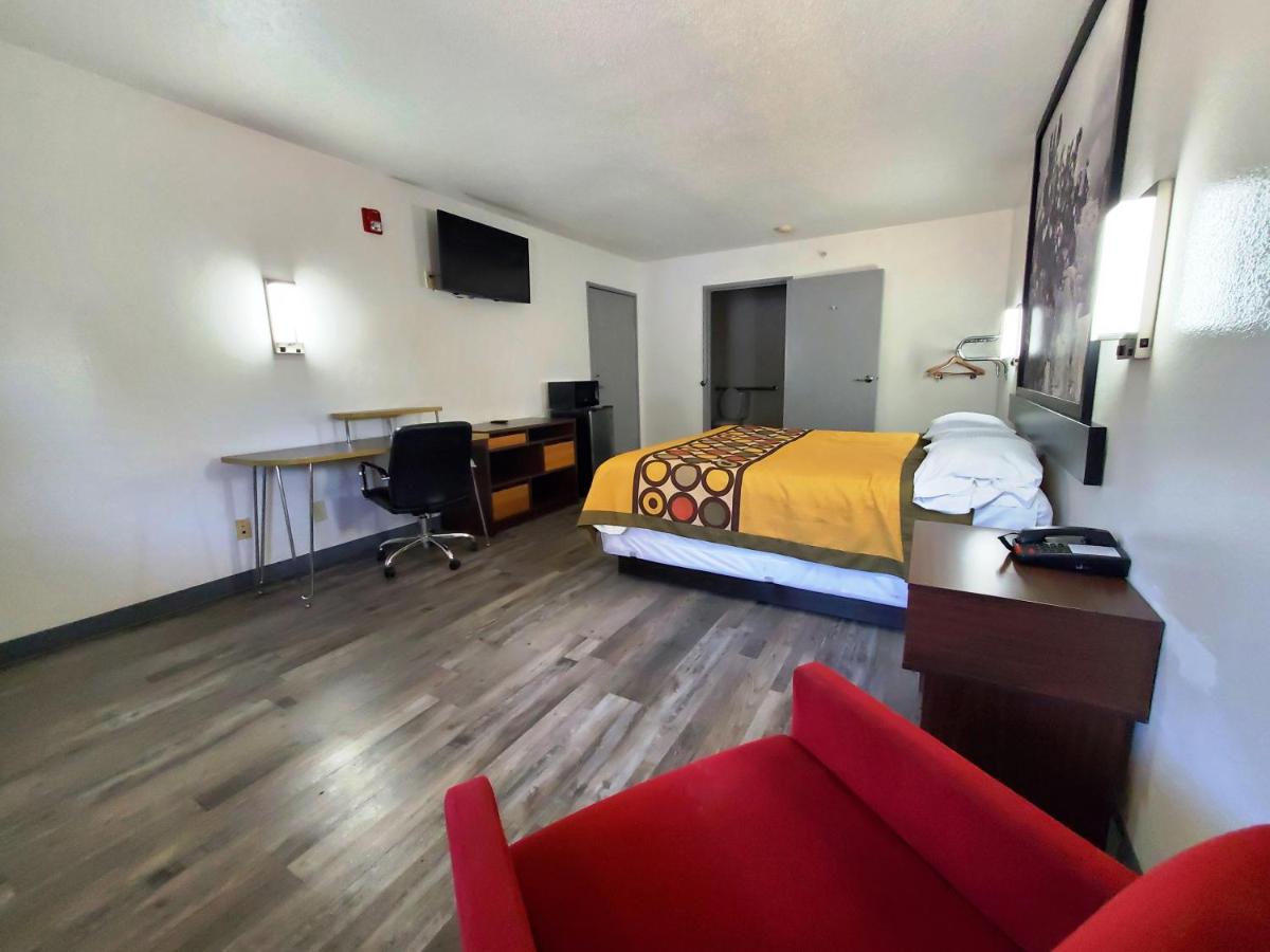 Deluxe King Room at Highland Inn