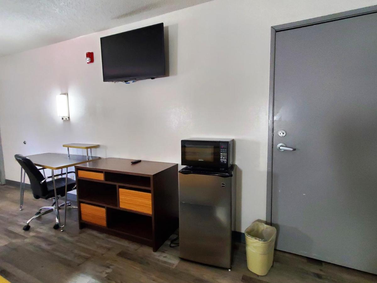 Deluxe King Room at Highland Inn