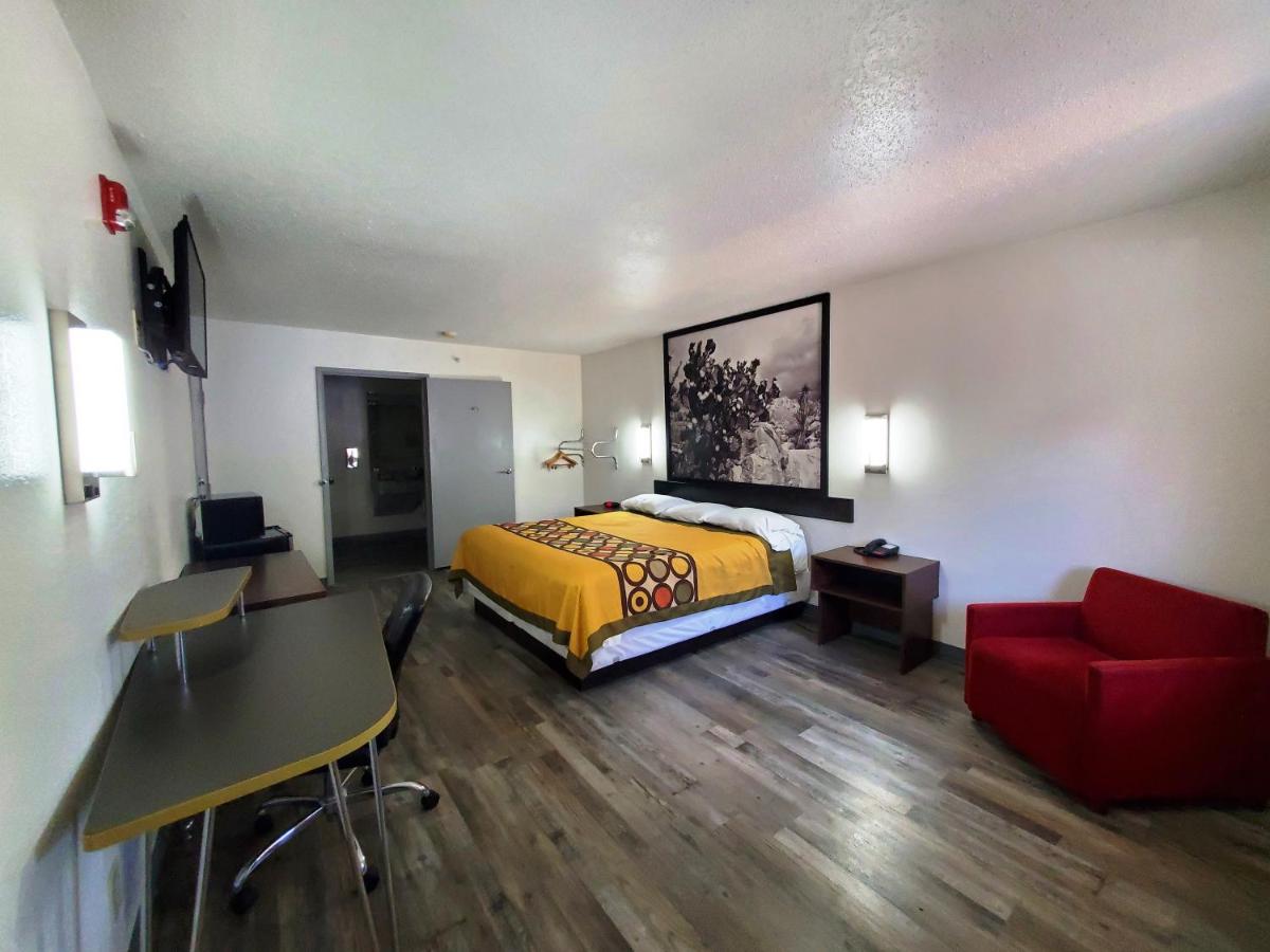 Deluxe King Room at Highland Inn