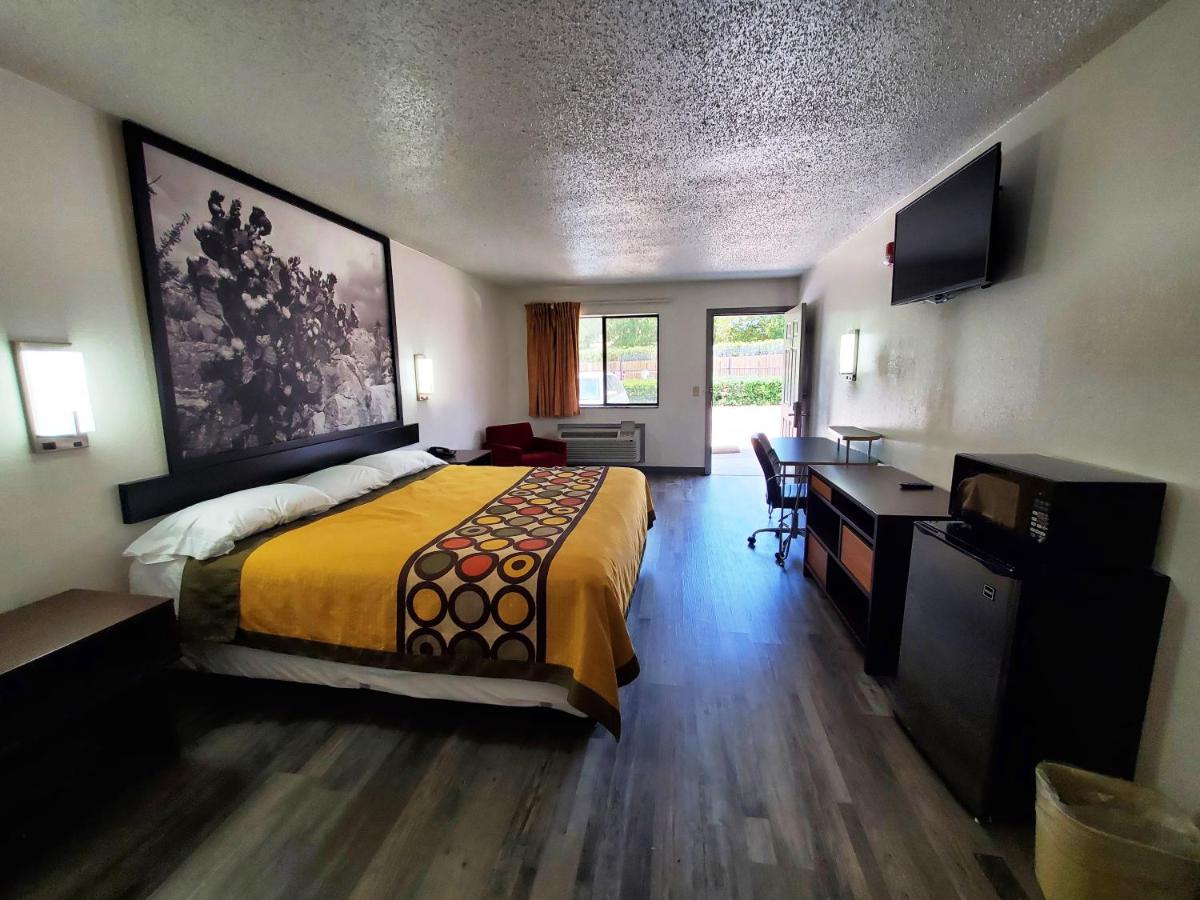 Deluxe King Room at Highland Inn