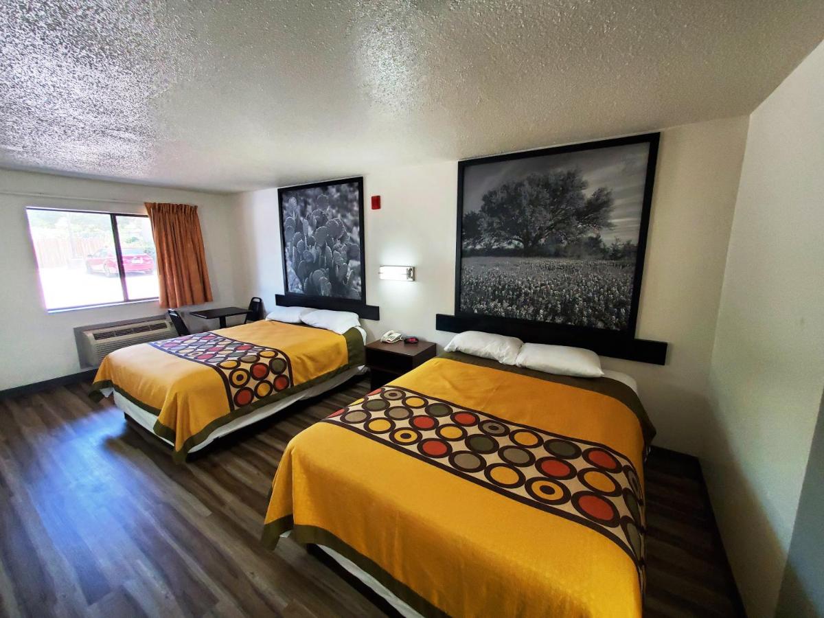 Deluxe Queen Room with Two Queen Beds at Highland Inn