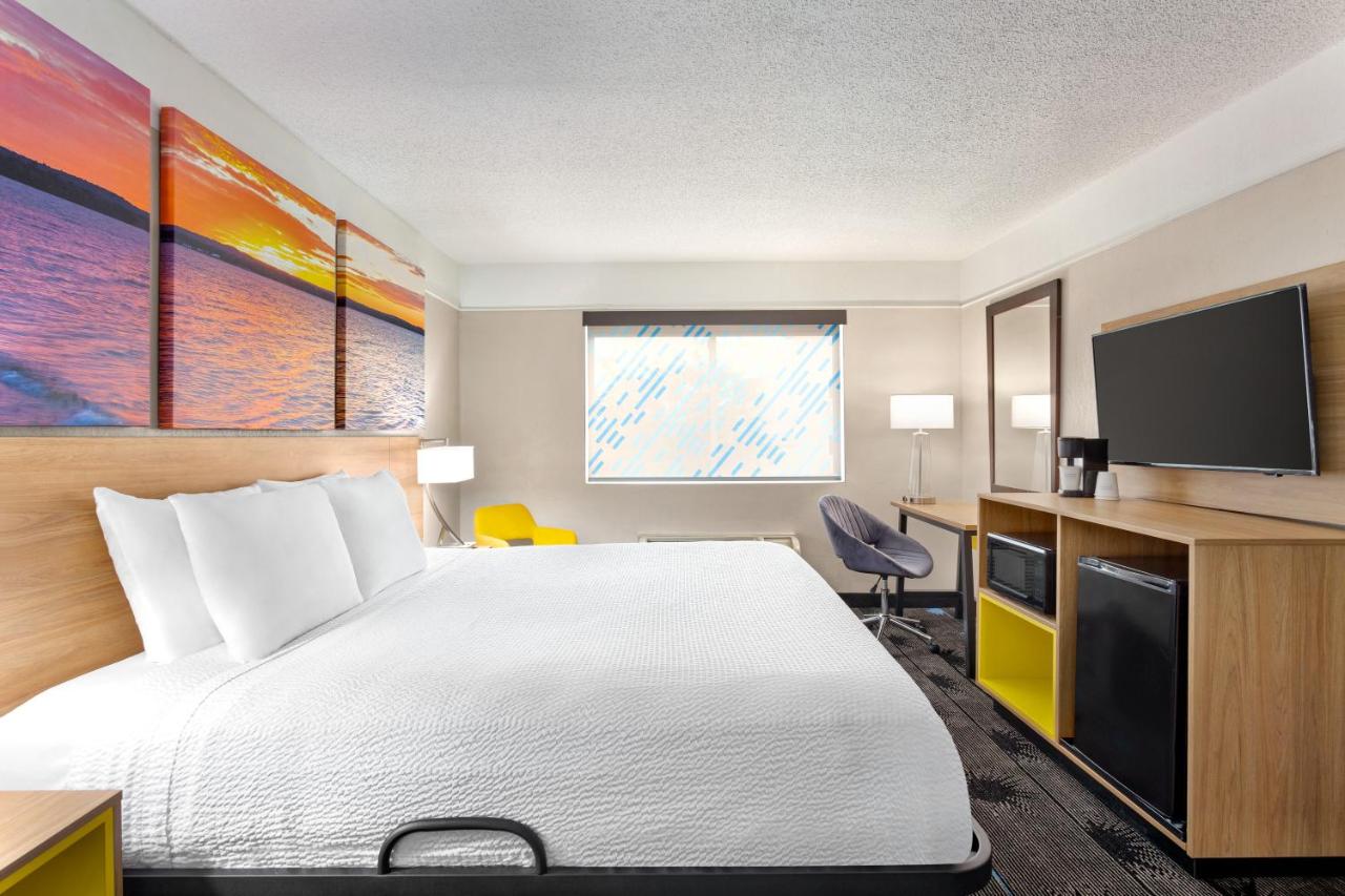King Studio Suite - Non-Smoking at Days Inn by Wyndham Kansas City International Airport