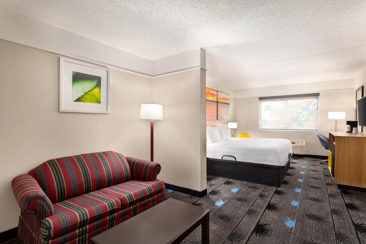 King Studio Suite - Non-Smoking at Days Inn by Wyndham Kansas City International Airport