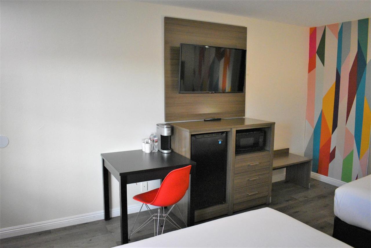 Queen Room with Two Queen Beds - Disability Access/Non-Smoking at Signature Anaheim Maingate