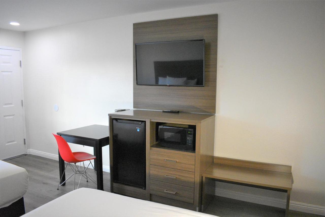 Queen Room with Two Queen Beds - Disability Access/Non-Smoking at Signature Anaheim Maingate