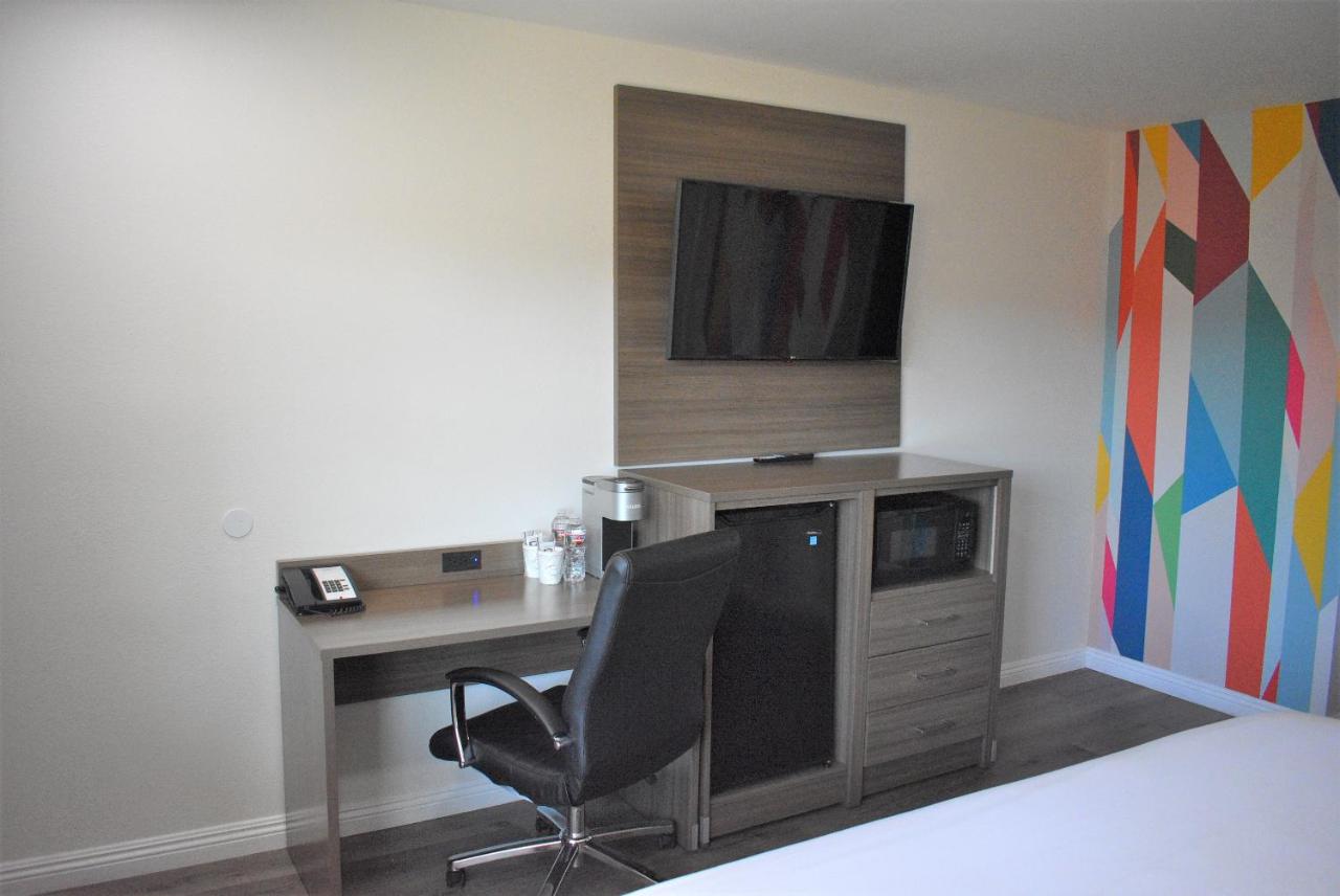 King Room - Disability Access/Non-Smoking at Signature Anaheim Maingate