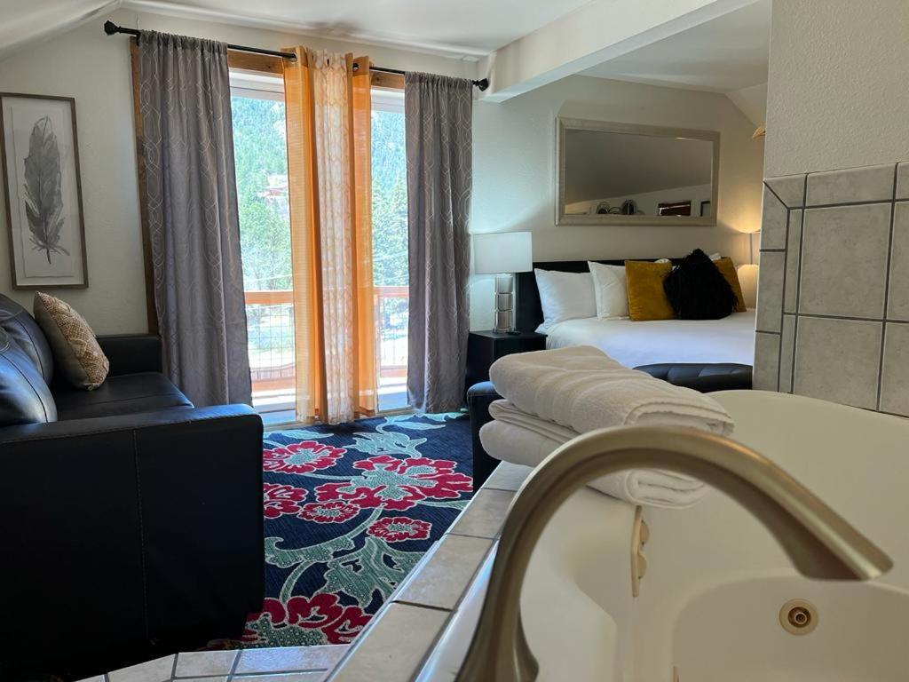 | Green Mountain Falls Lodge