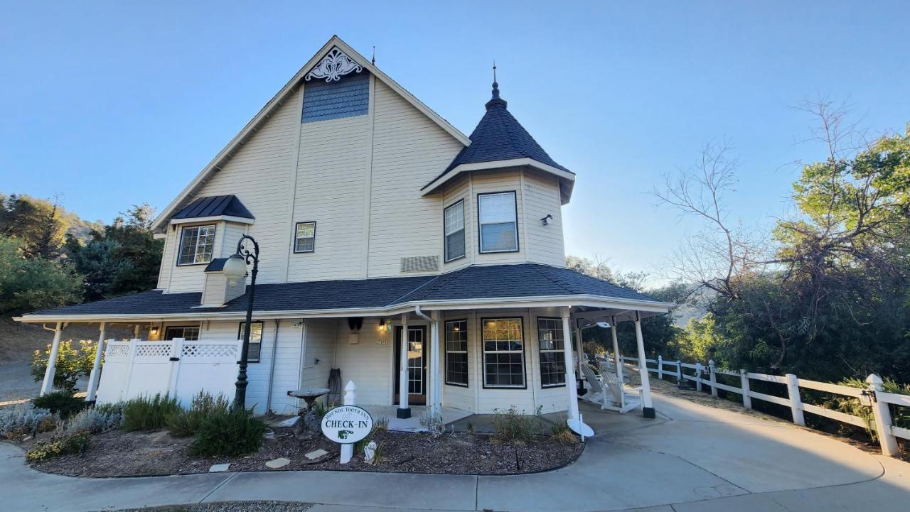| Hounds Tooth Inn