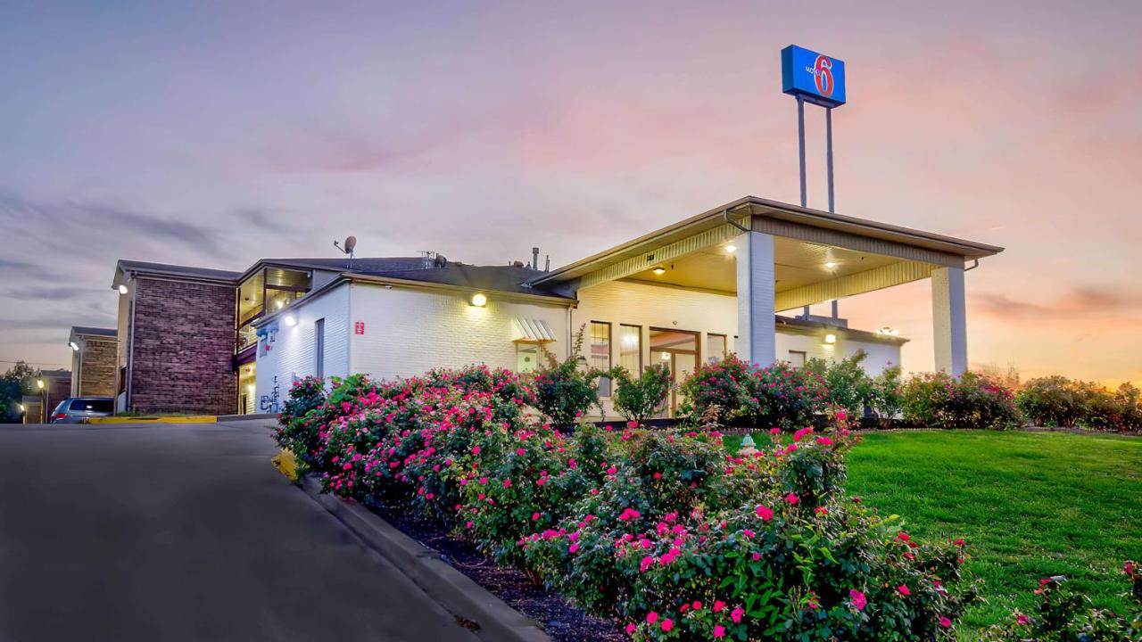 | Motel 6-Grand Rivers, KY