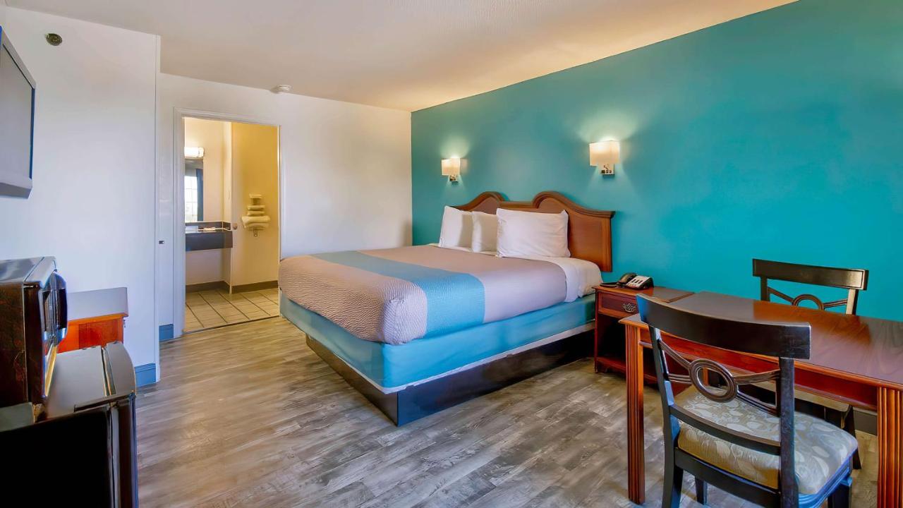 | Motel 6-Grand Rivers, KY
