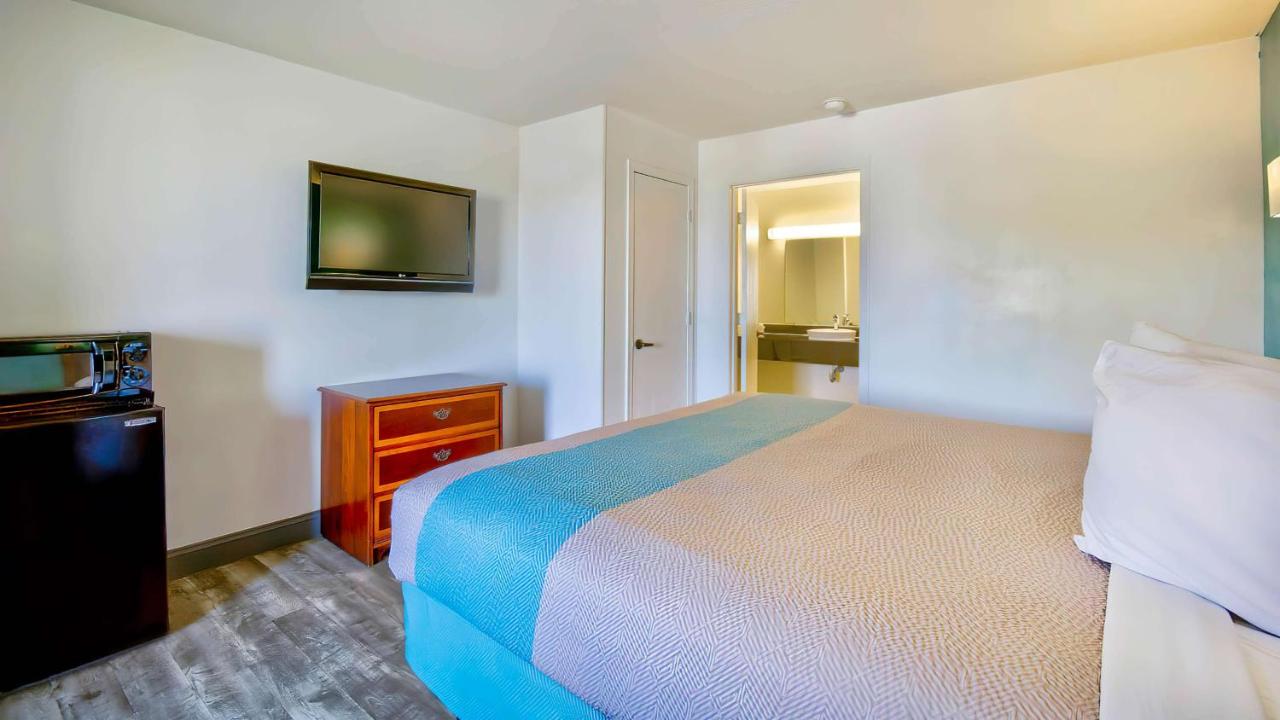 | Motel 6-Grand Rivers, KY