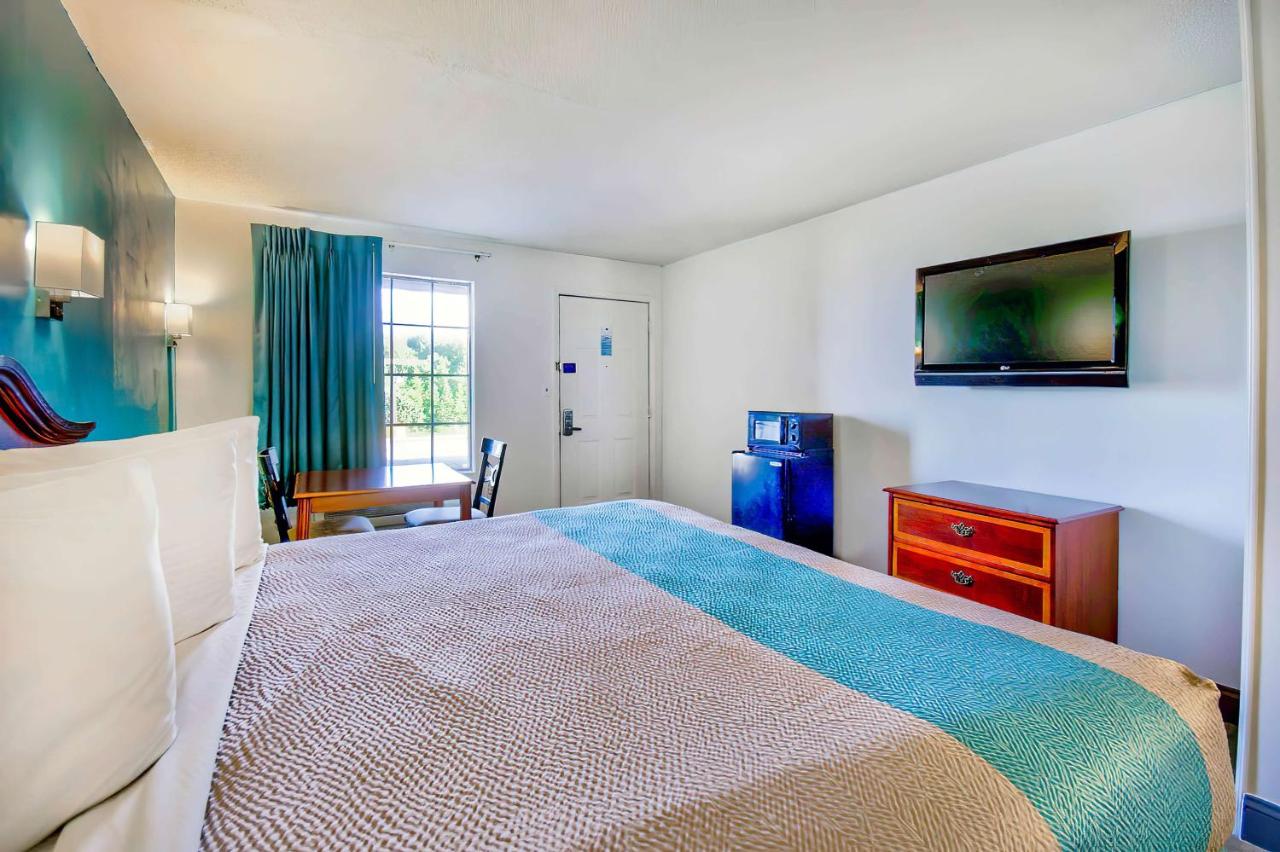 | Motel 6-Grand Rivers, KY