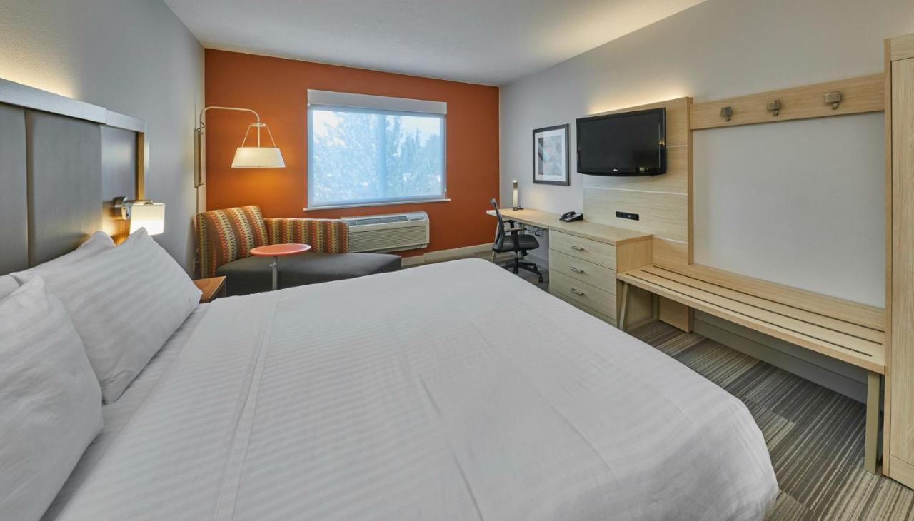 King Room at Holiday Inn Express Hotel & Suites Medford-Central Point by IHG