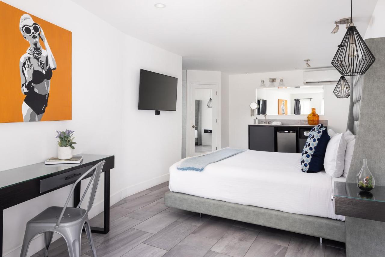 Standard King Room at The Palm Springs Hotel