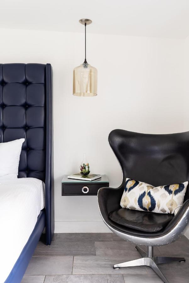 Deluxe King Room at The Palm Springs Hotel