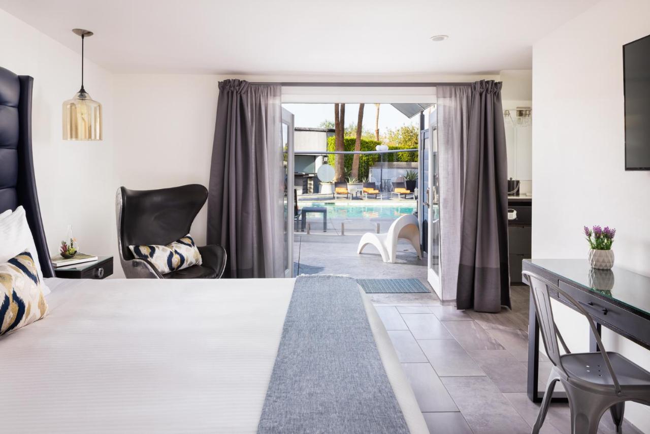 Deluxe King Room at The Palm Springs Hotel
