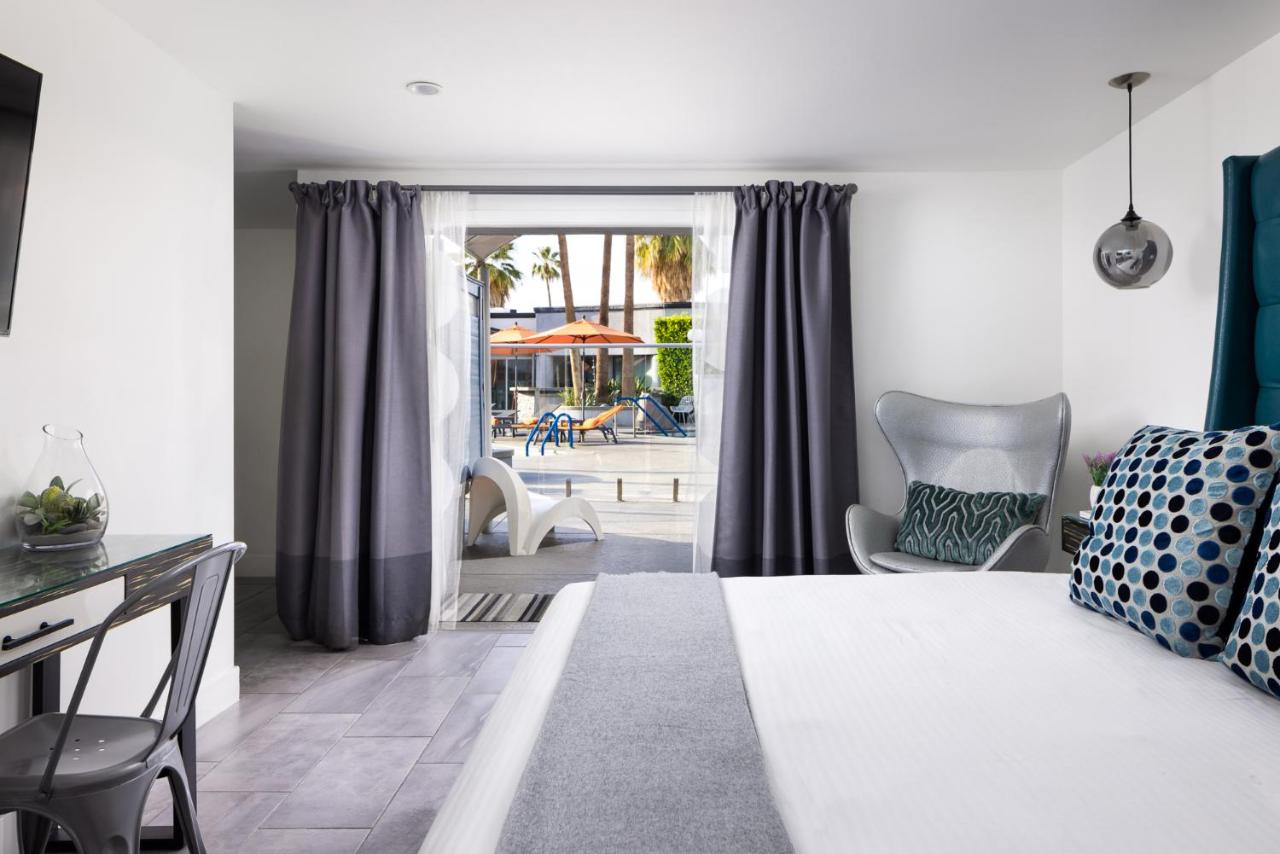 Deluxe King Room at The Palm Springs Hotel