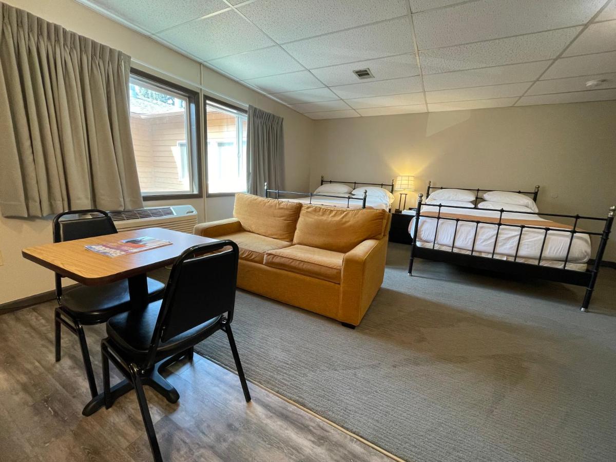 Queen Room with Two Queen Beds at Boulder Twin Lakes Inn
