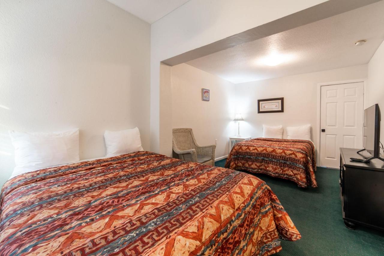 | Captain's Table Hotel by Everglades Adventures