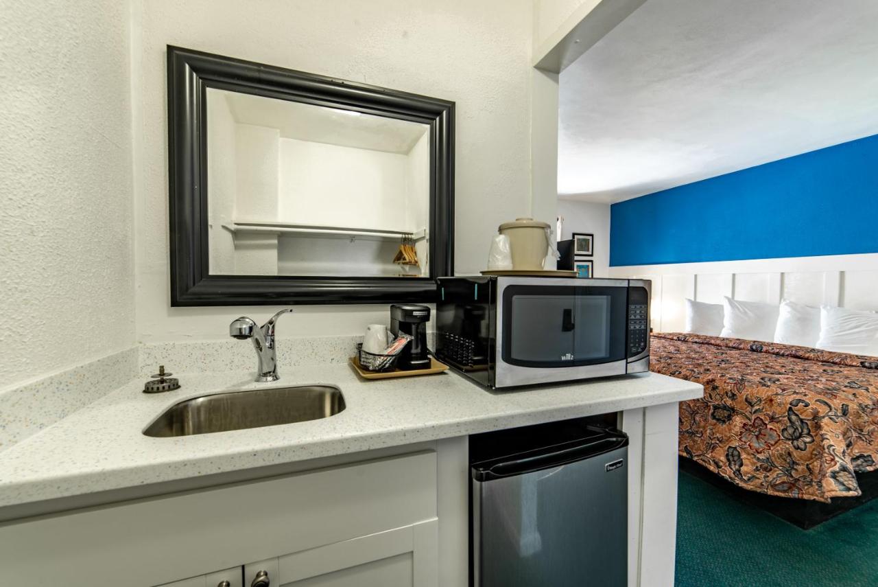 | Captain's Table Hotel by Everglades Adventures