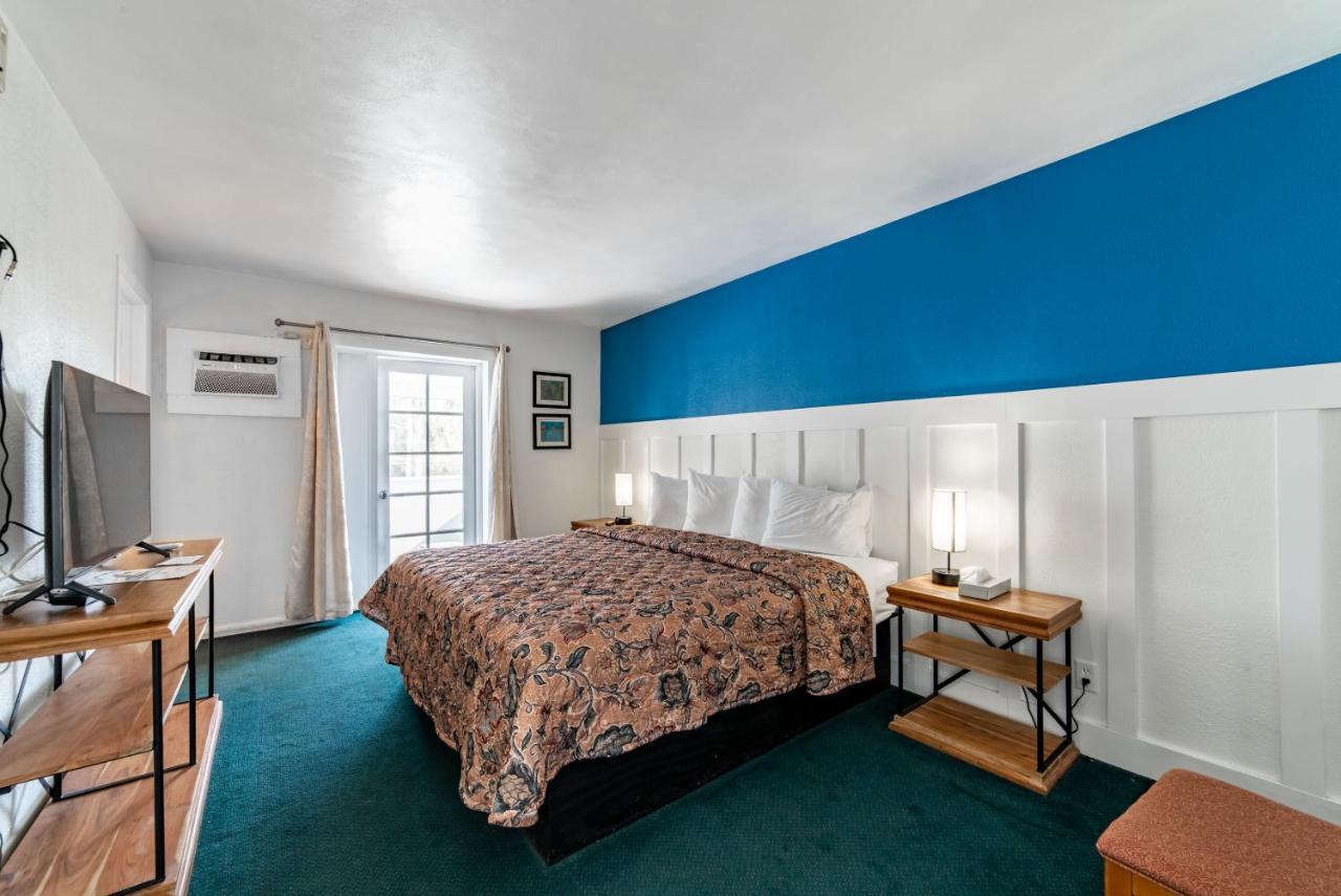 | Captain's Table Hotel by Everglades Adventures