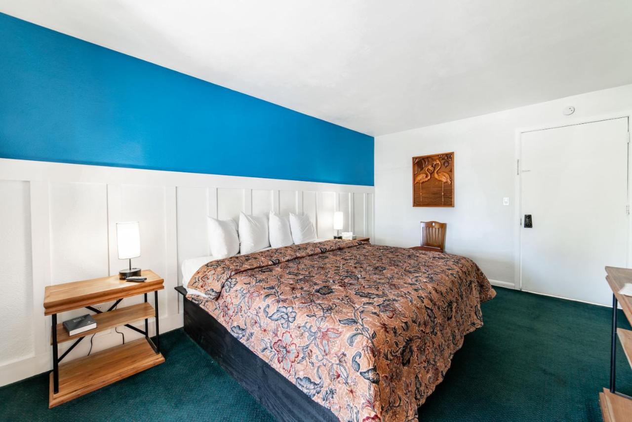 | Captain's Table Hotel by Everglades Adventures