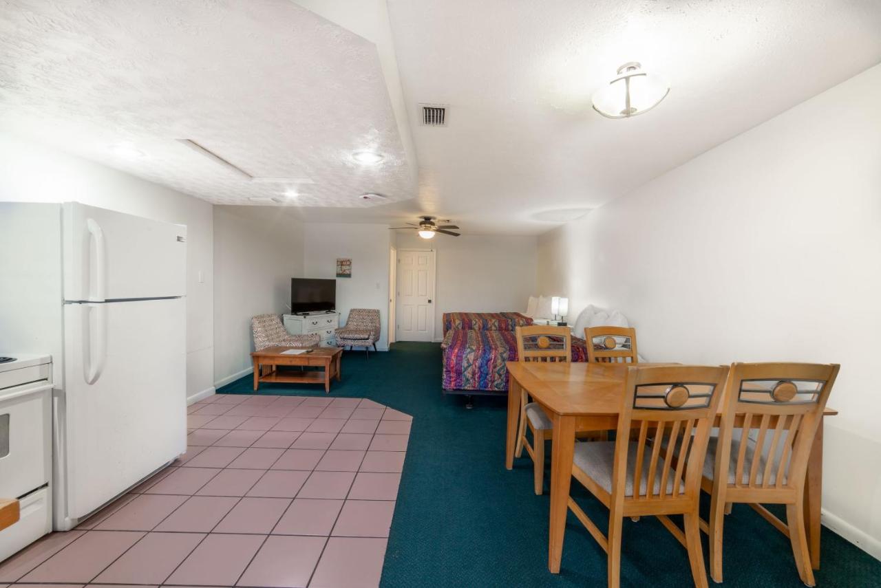 | Captain's Table Hotel by Everglades Adventures