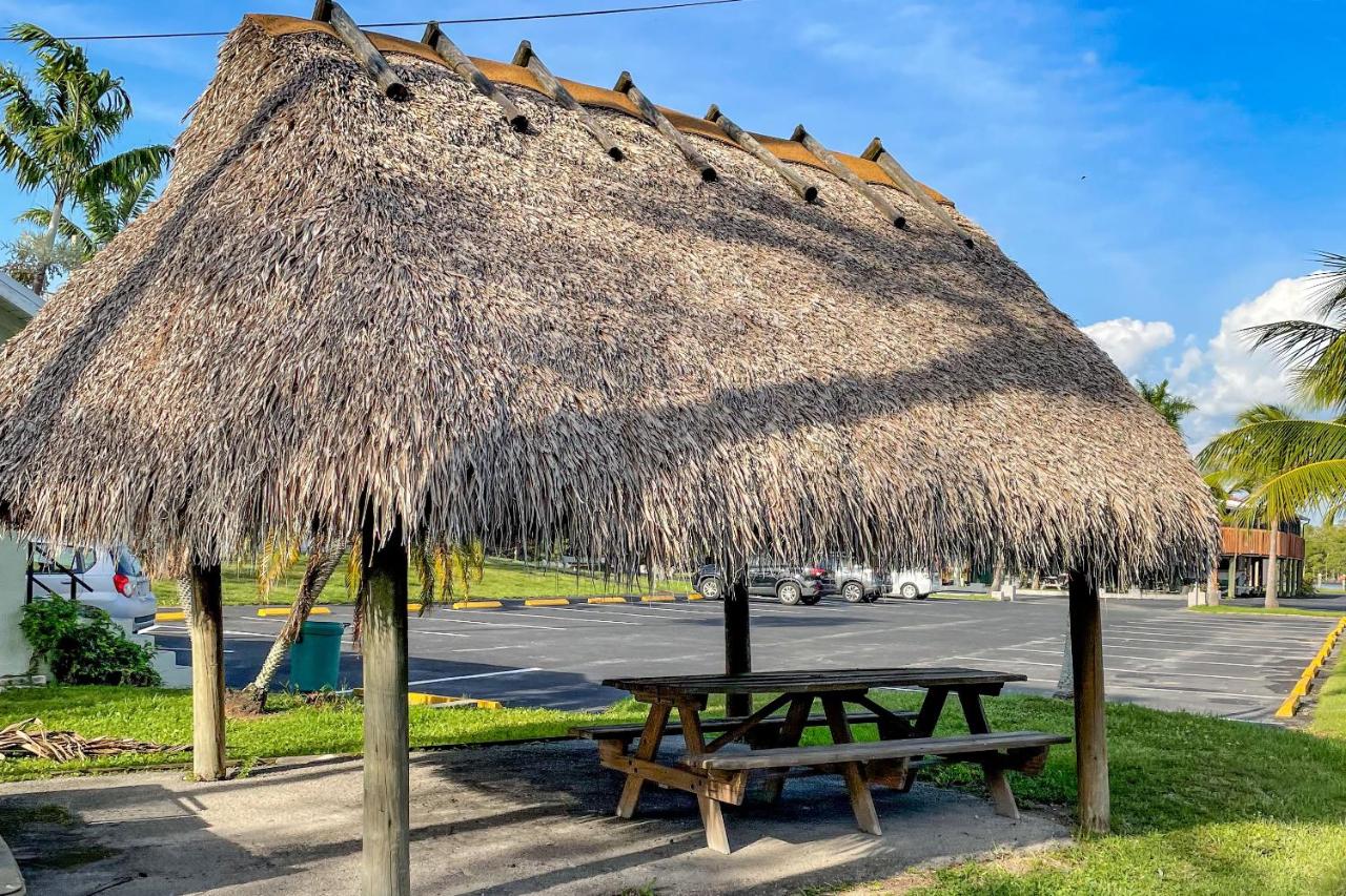 | Captain's Table Hotel by Everglades Adventures