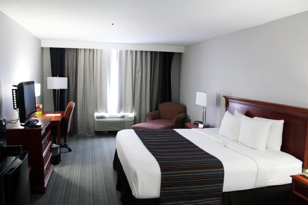 King Room with Roll-in Shower - Disability Access/Non-Smoking at Country Inn & Suites by Radisson, San Antonio Lackland AFB - SeaWorld Area