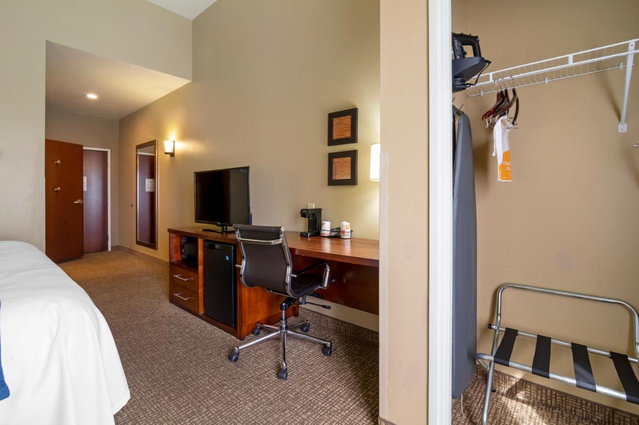 King Suite - Accessible/Non-Smoking at Comfort Inn & Suites Mandan - Bismarck
