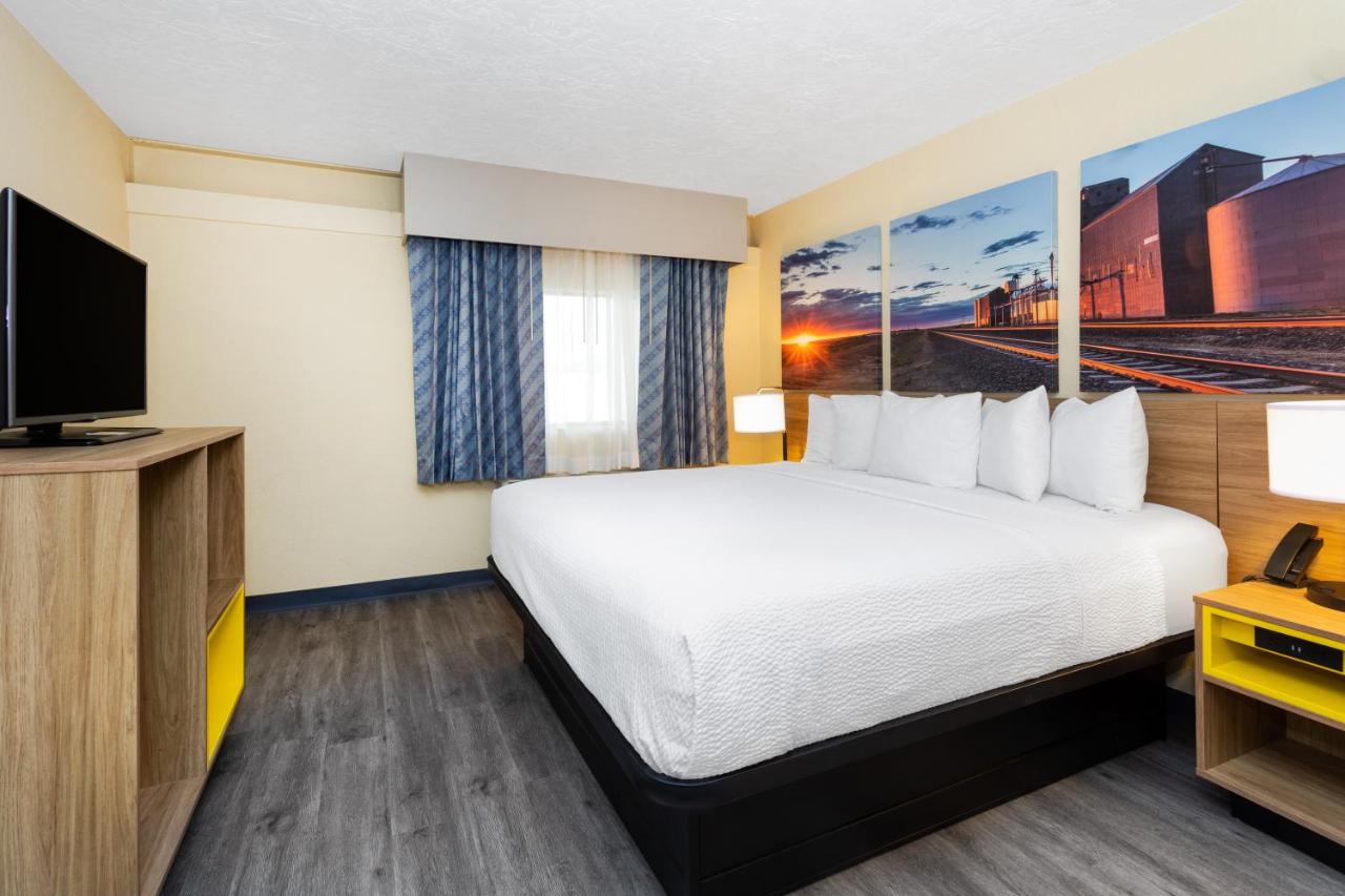Deluxe king Studio Suite, Non-Smoking  at Days Inn & Suites by Wyndham Clovis