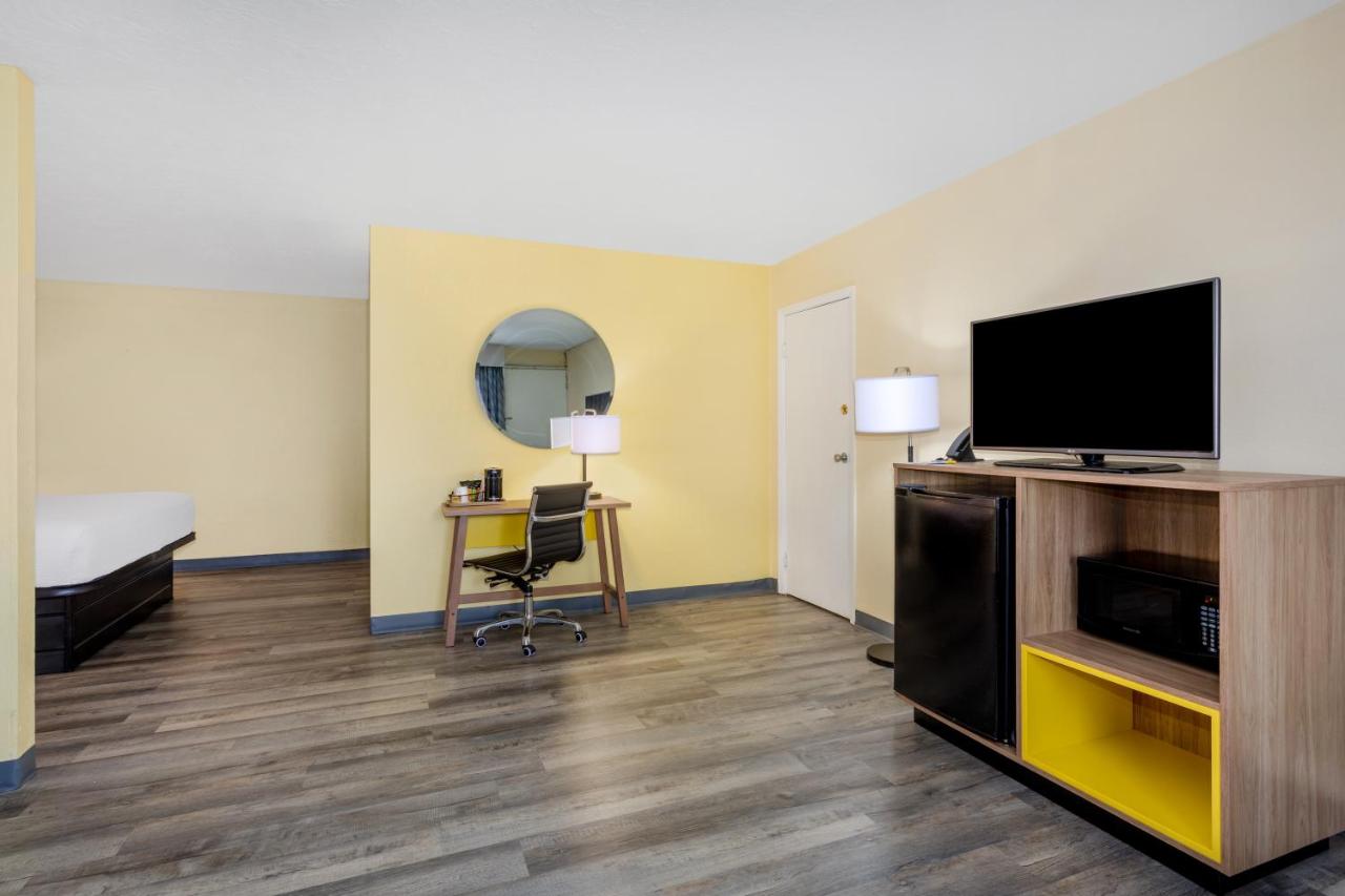Executive King Studio Suite, Non-Smoking at Days Inn & Suites by Wyndham Clovis