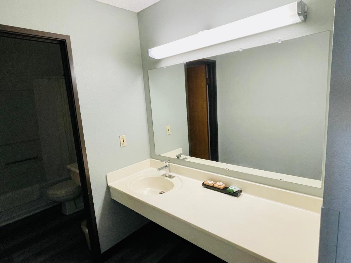 | Americas Choice Inn & Suites
