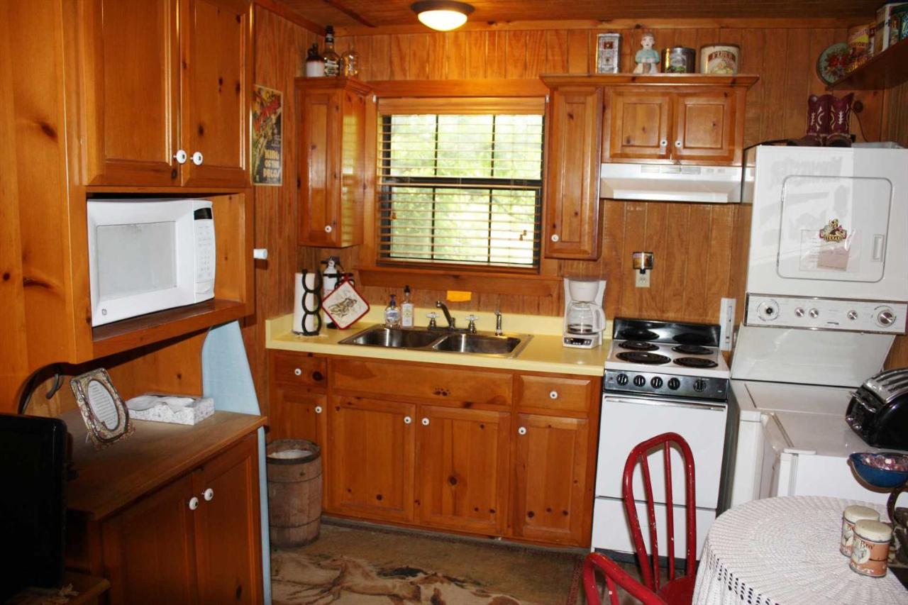 | Double U Barr Ranch - Cowboy Cabin