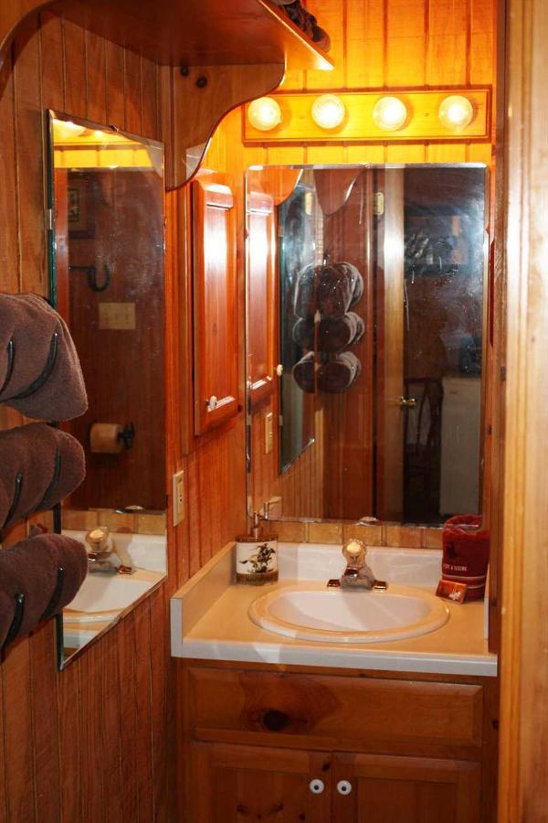 | Double U Barr Ranch - Cowboy Cabin