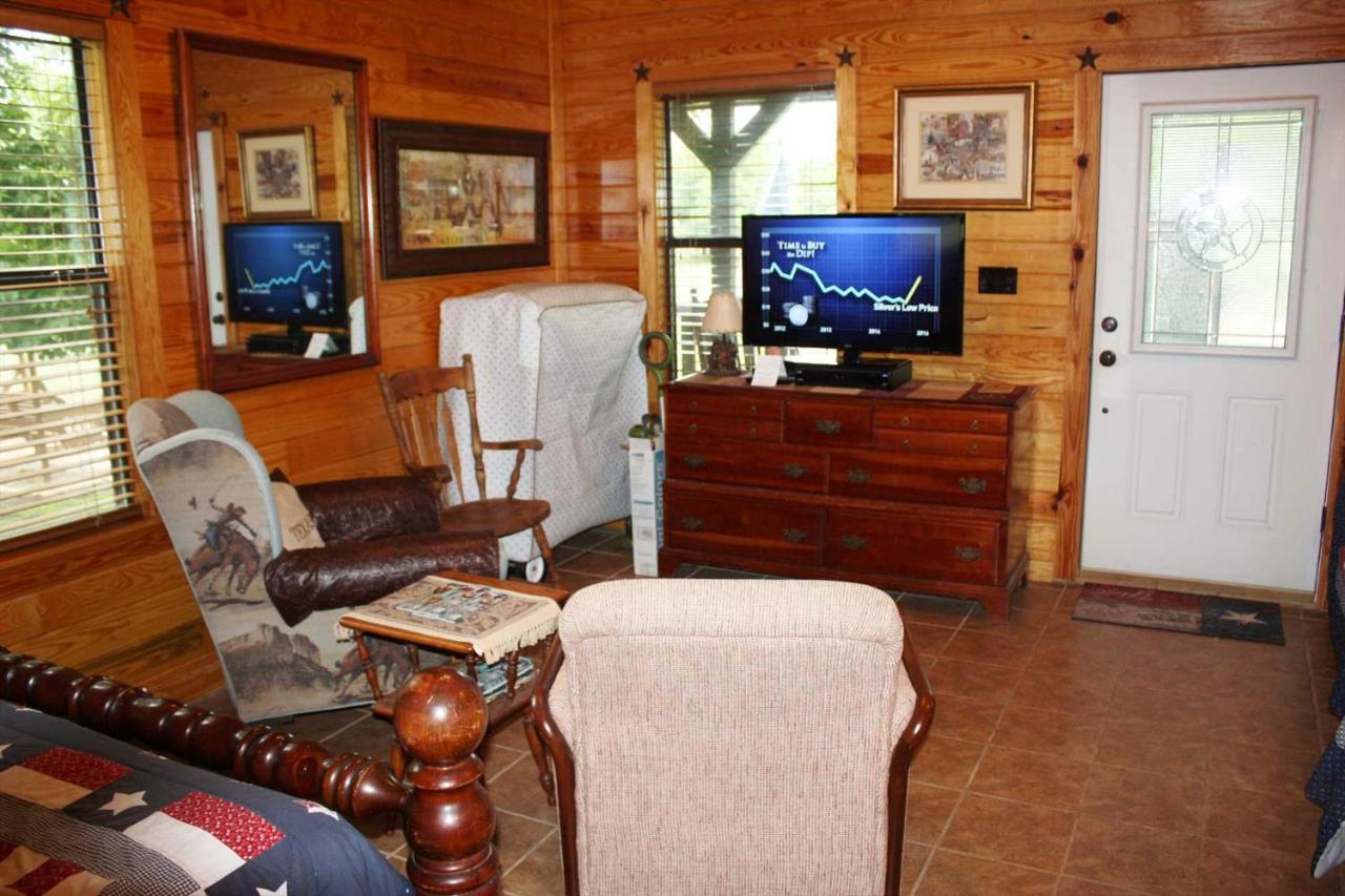 | Double U Barr Ranch - Cowboy Cabin