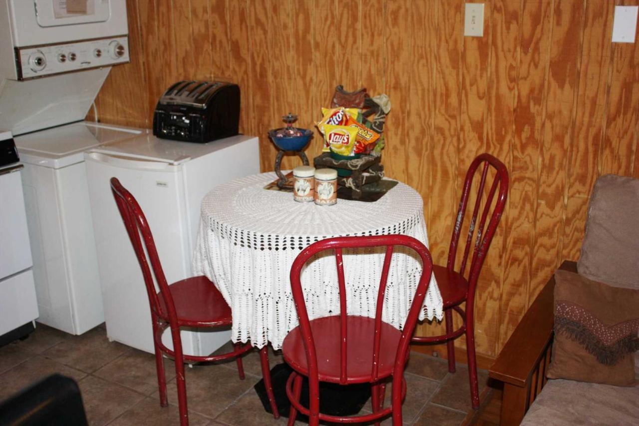 | Double U Barr Ranch - Cowboy Cabin